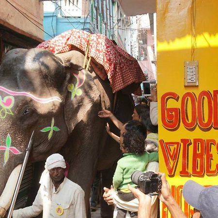 Good Vibes Hostel Varanasi Exteriör bild