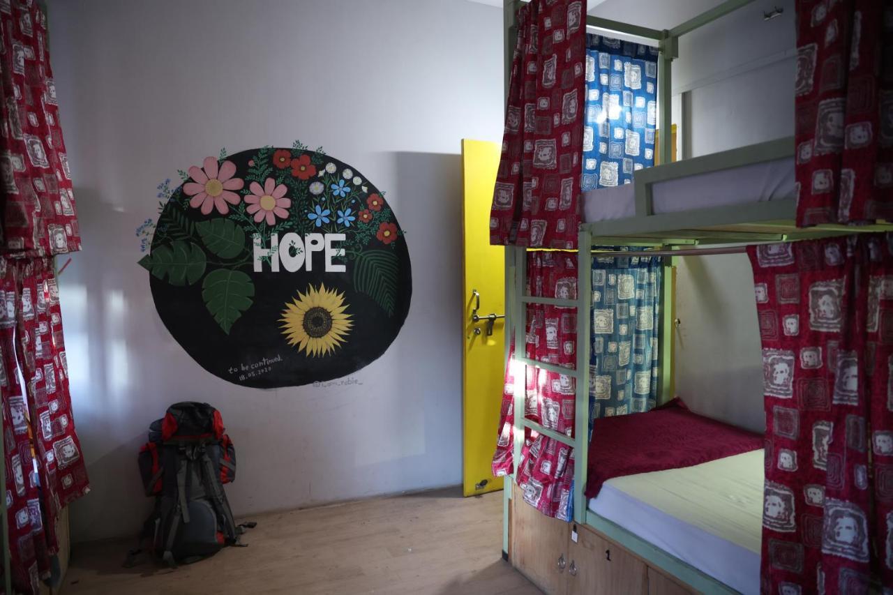 Good Vibes Hostel Varanasi Exteriör bild