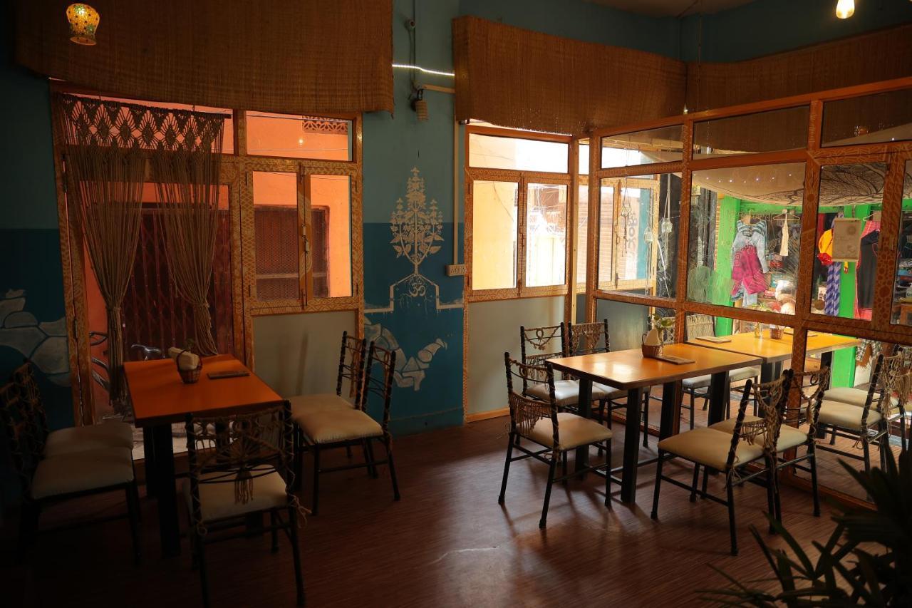 Good Vibes Hostel Varanasi Exteriör bild