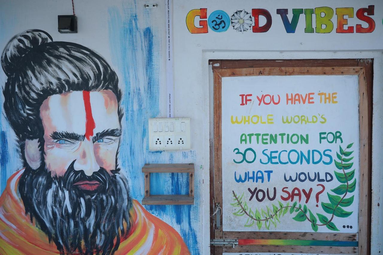 Good Vibes Hostel Varanasi Exteriör bild
